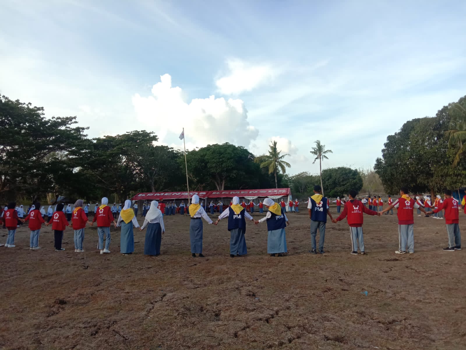 Anggota PMR sma Muhammadiyah Benteng melakukan kegiatan bakti lingkungan di sekitar wilayah kota benteng