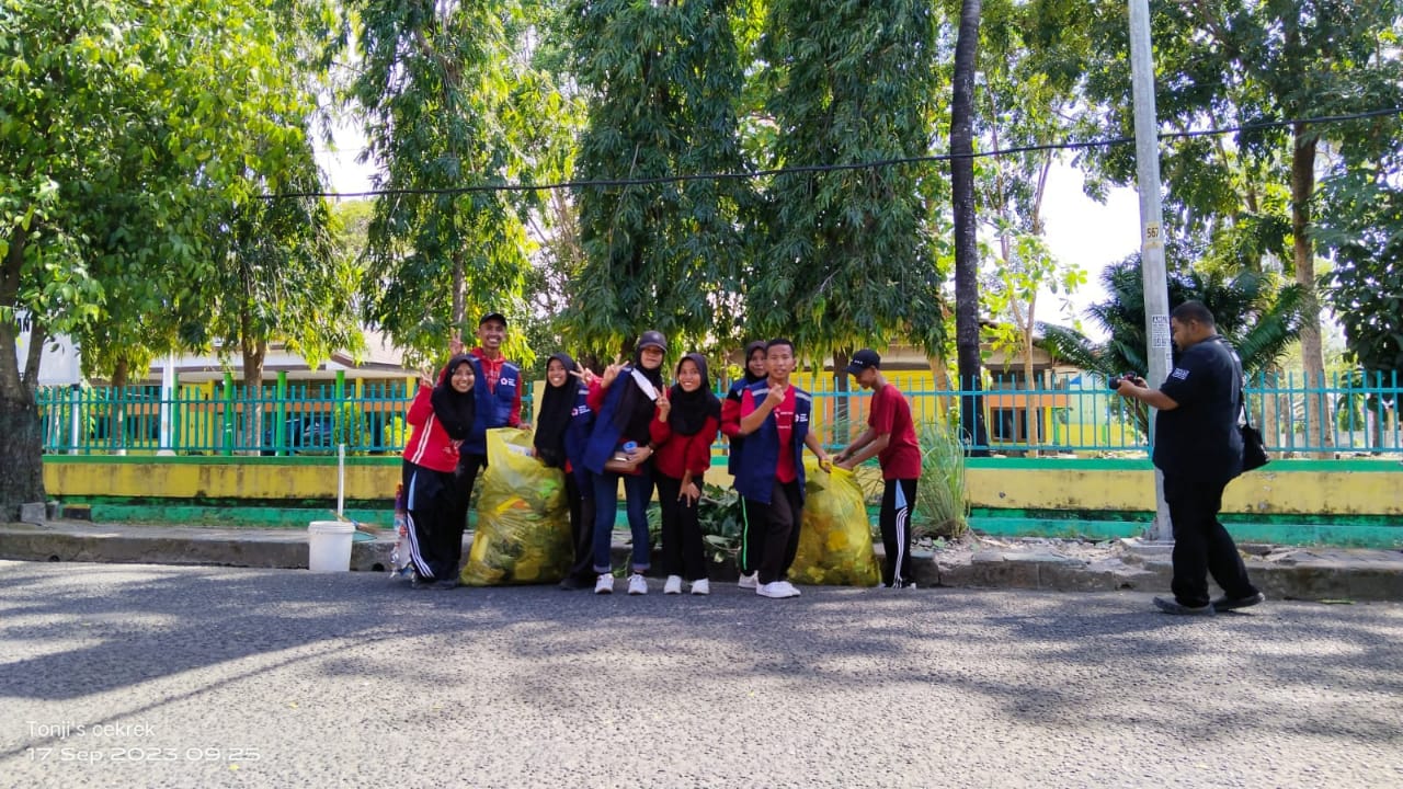 Anggota PMR sma Muhammadiyah Benteng melakukan kegiatan bakti lingkungan di sekitar wilayah kota benteng